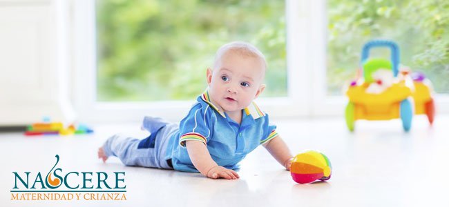 ¿Por qué los bebés tienen que estar en el suelo?