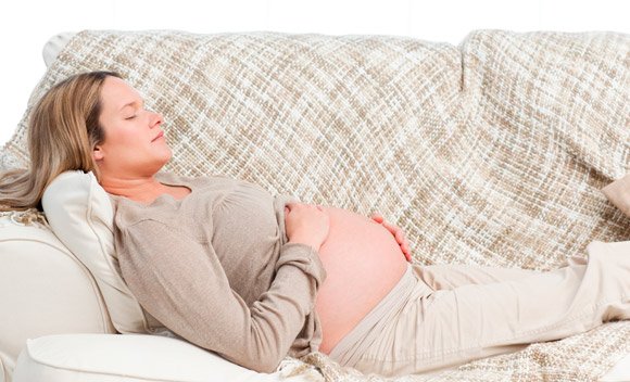 Con los pies elevados